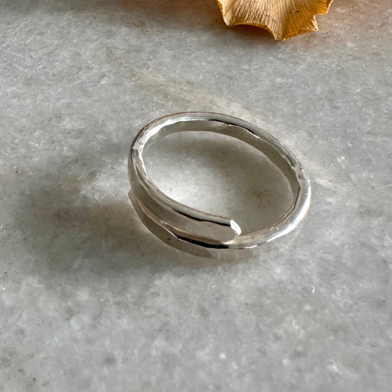 HAMMERED SILVER SPIRAL RING